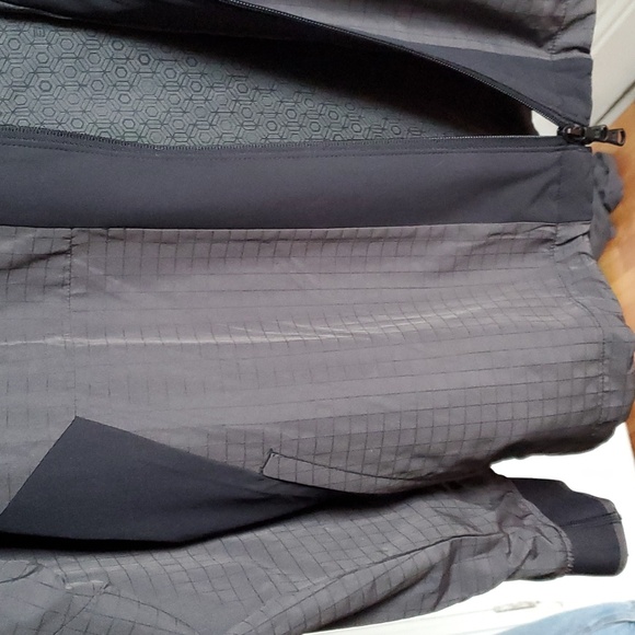 Under Armour Rush windbreaker spring jacket - Picture 4 of 5